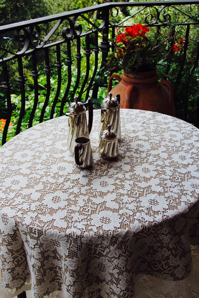 Havana Faux Burlap Tablecloth and Lace Overlay