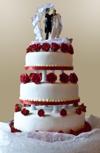 Wedding_cake_with_pillar_supports,_2009